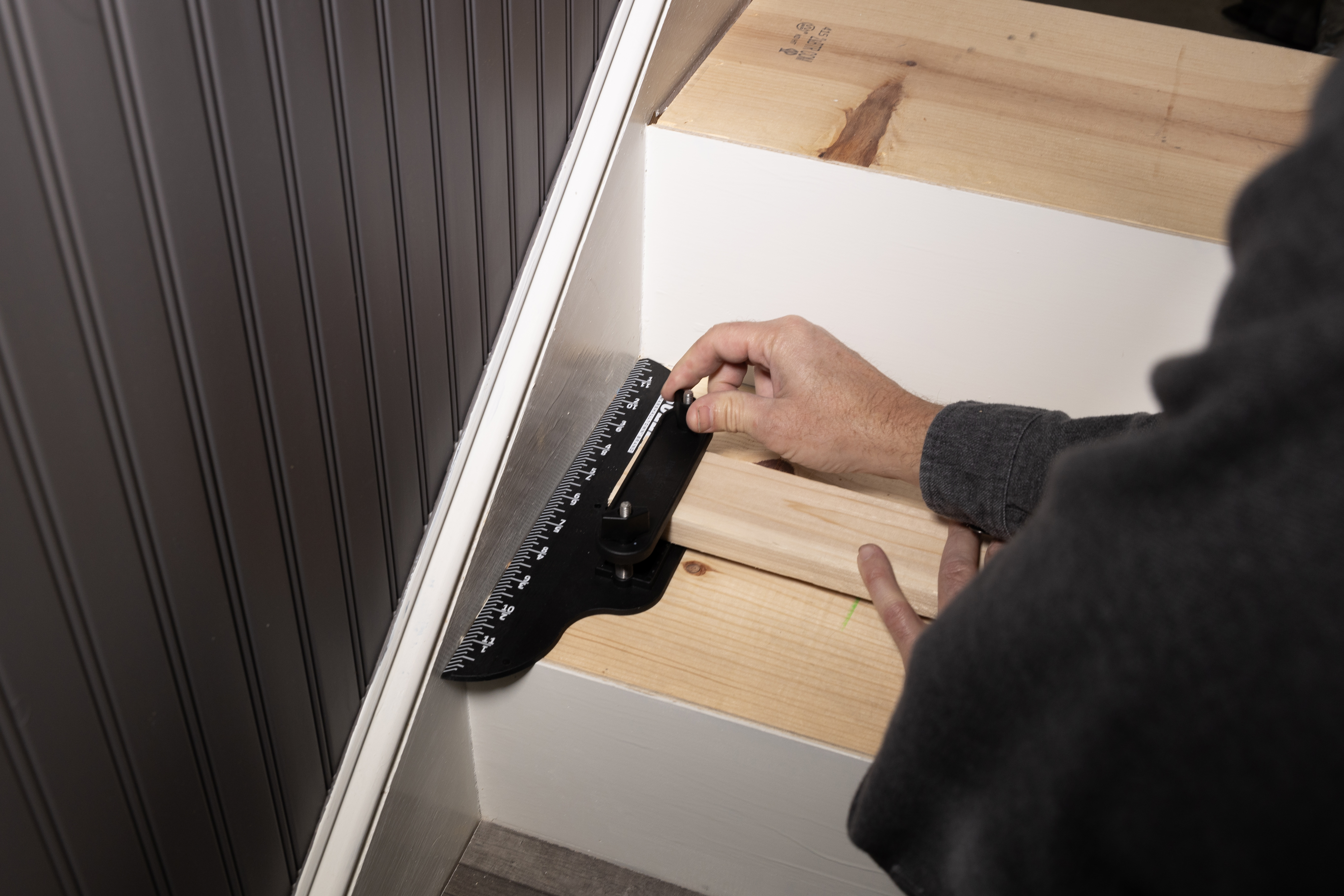 turning the knob on the stair tread tool to tighten it in place